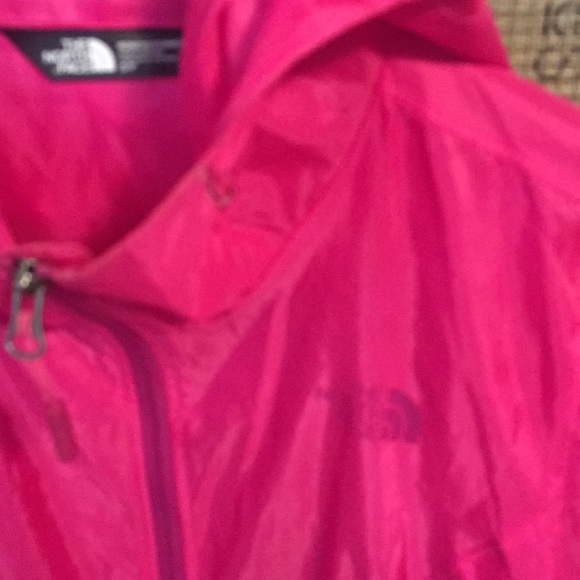 The NorthFace Bright Pink windbreaker !! - Picture 2 of 4